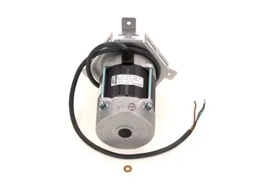 Bosch Motor mit einer montierten Halterung und mehreren Drähten, einer runden Gehäuseform und einem sichtbaren schwarzen Teil. Ein unterlegter Dichtungsring liegt daneben.